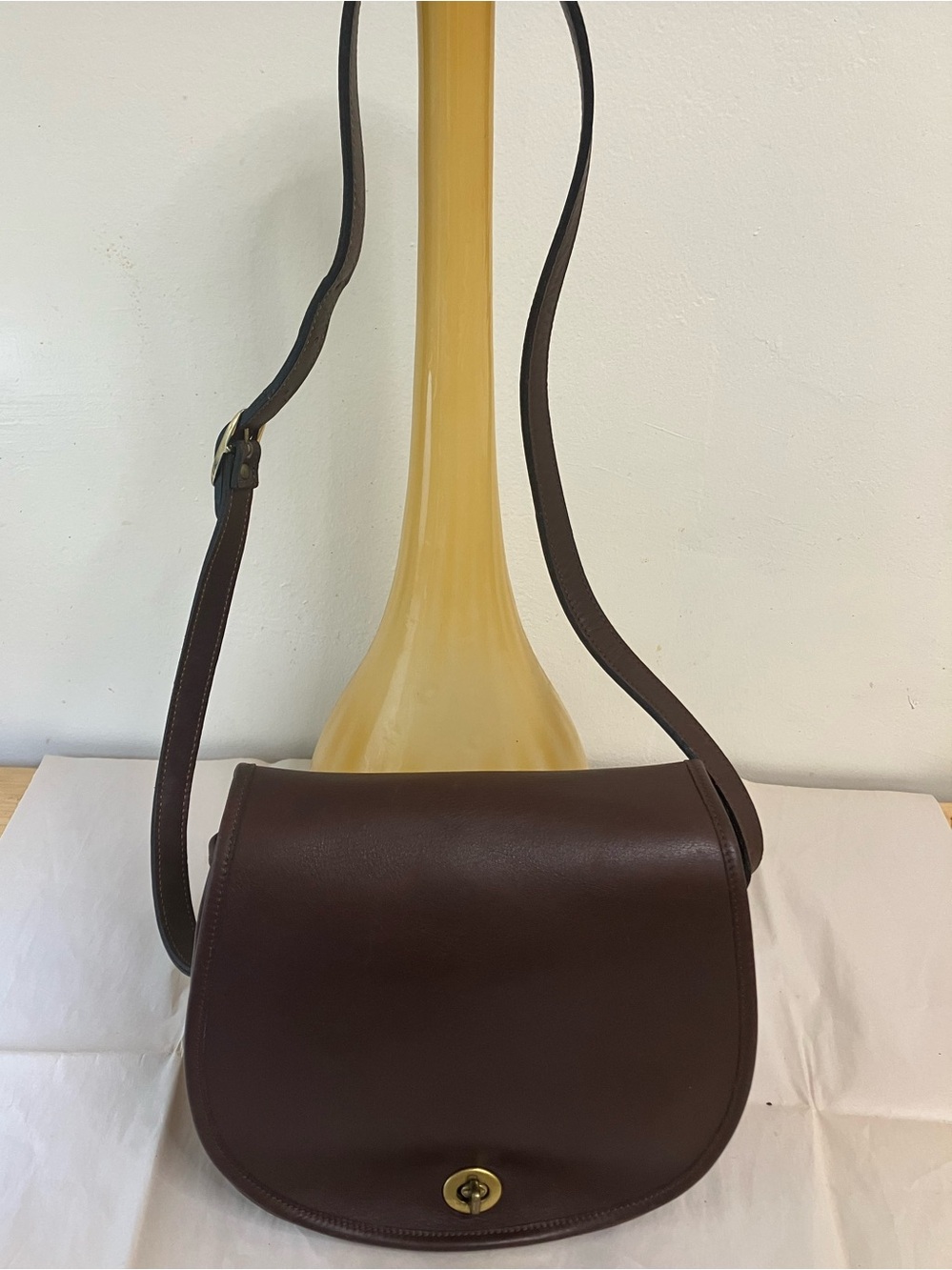 Gorgeous saddle brown vintage women’s shoulder/crossbody bag.